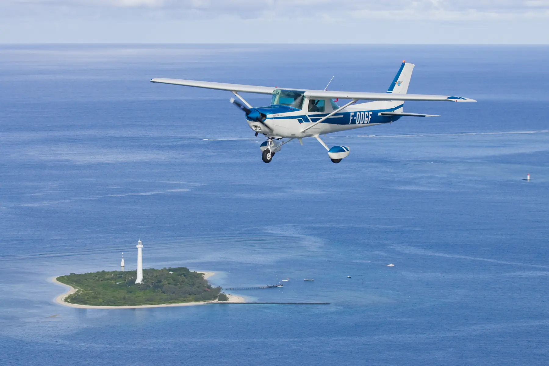 Cessna 152 F-DDGF en vol au-dessus de l'îlot Amédée et son phare