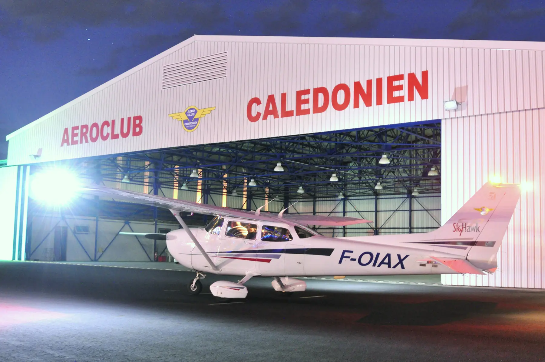 Cessna F-OIAX du club devant le hangar Aéroclub Calédonien, départ de nuit