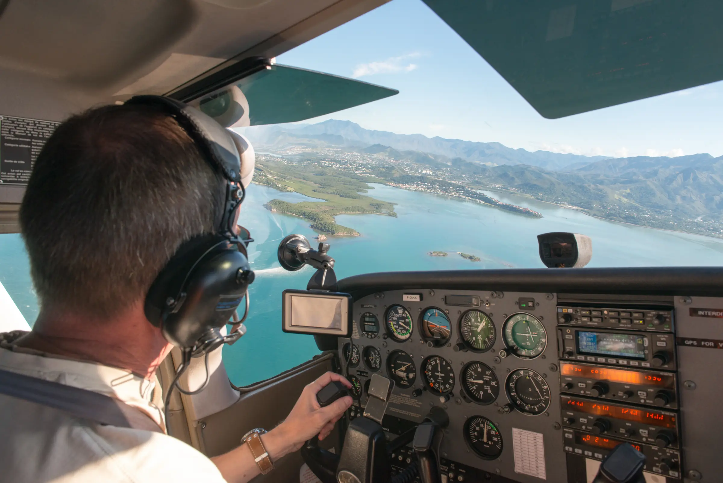 Vue depuis le cockpit en arrivée sur Nouméa, lagon et îlots du sud