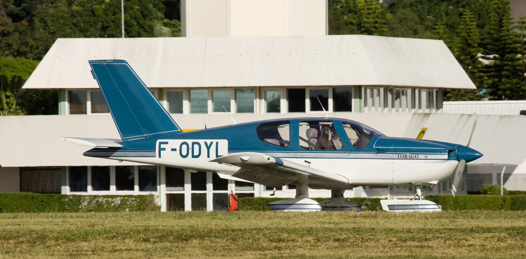 TB10 F-ODYL au sol sur l'aire de l'aérodrome de Magenta