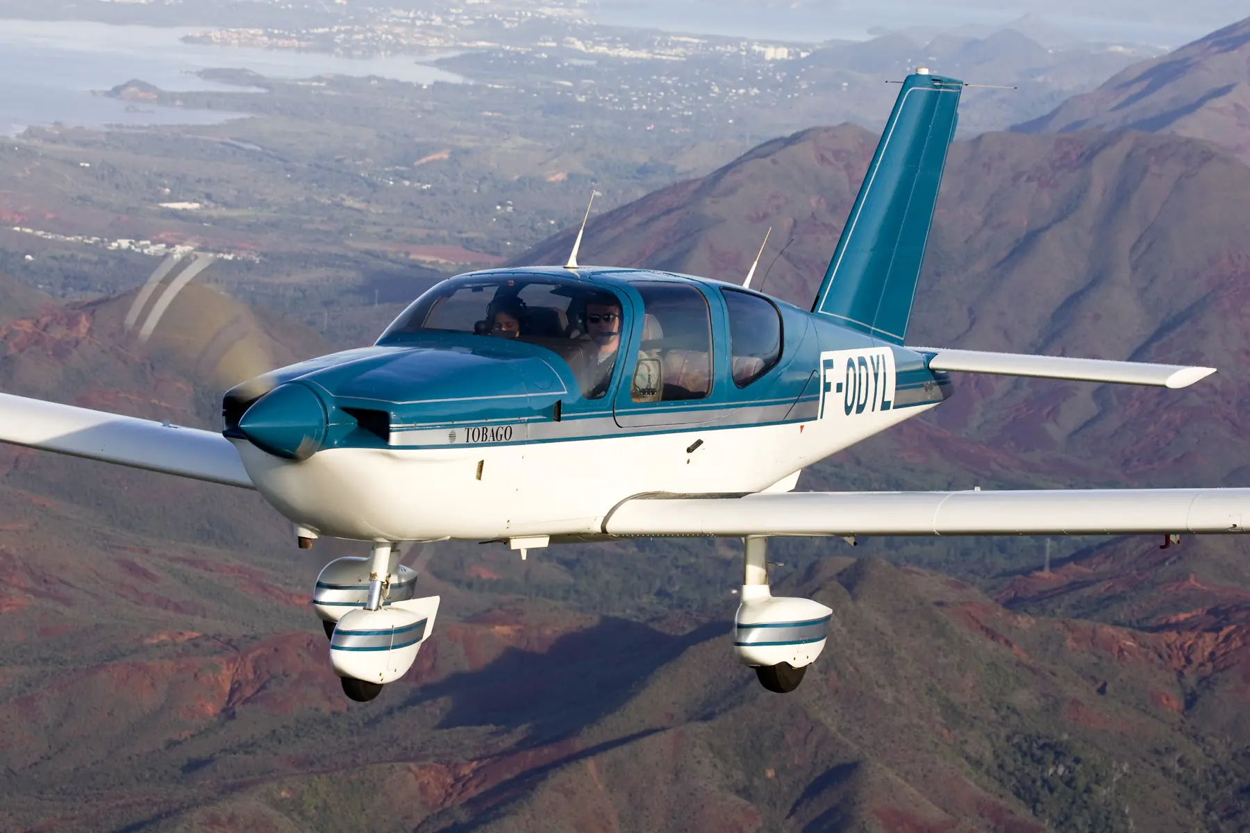 SOCATA TB10 Tobago F-ODYL en vol au-dessus des terres rouges de Nouvelle-Calédonie