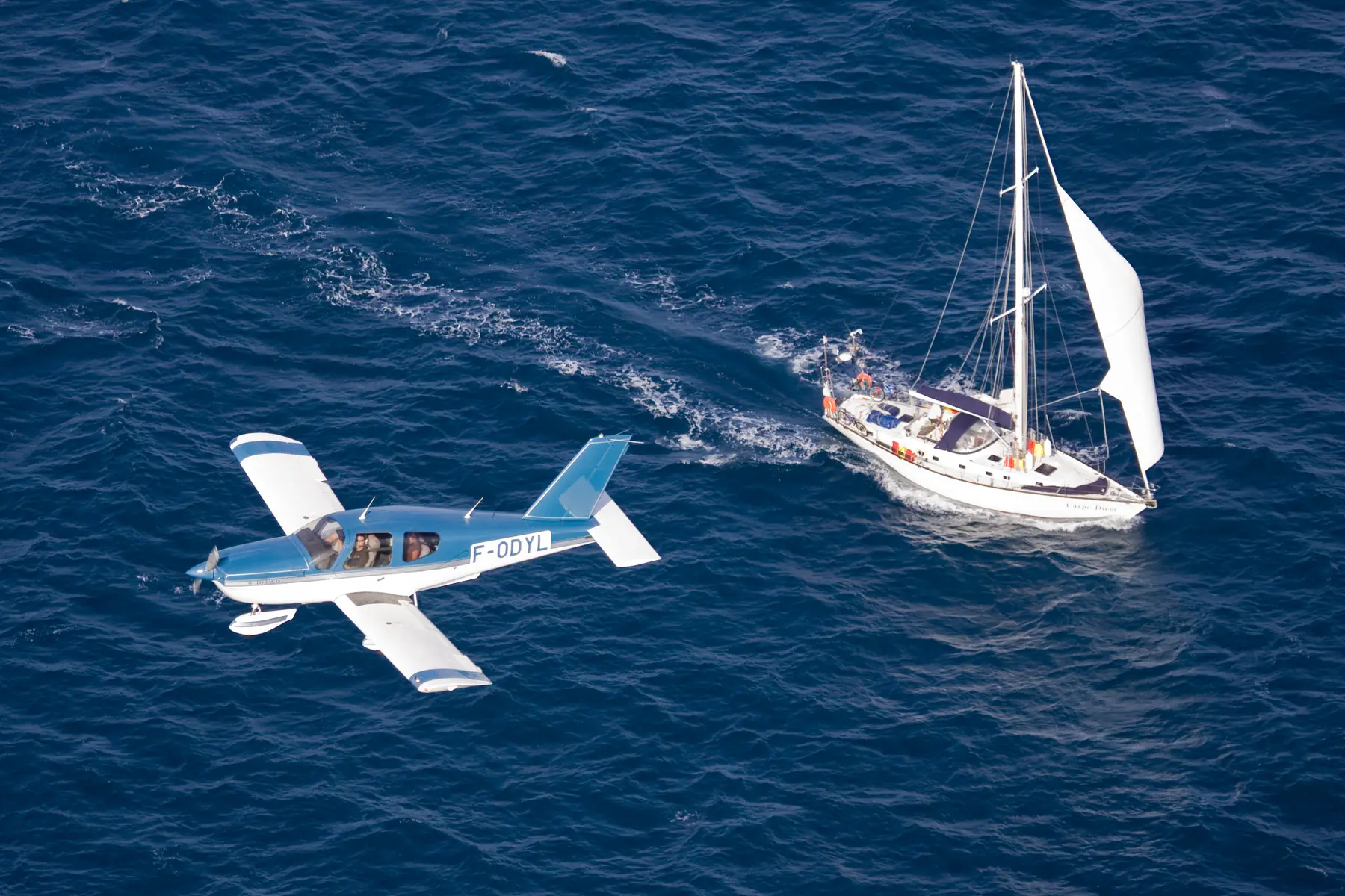 SOCATA TB10 F-ODYL survolant un voilier en haute mer